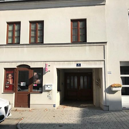 Lg Tiny Apartment Korneuburg Exterior photo